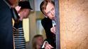Vojtěch Herout: Václav Havel nakukuje při premiéře svého filmu Odcházení (1. cena v kategorii Lidé, o nichž se mluví)