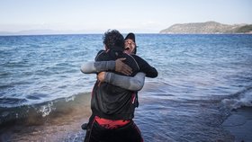 3. místo v kategorii Aktualita: Radost těsně po připlutí člunu k řeckému břehu. Ze série Sen začíná na Lesbosu, září 2015