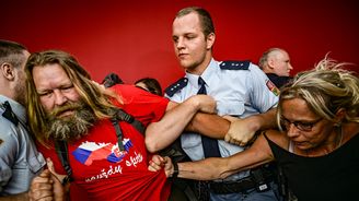 Roztržka u soudu, kterou zachytil Roman Vondrouš, se stala Fotografií roku 29. ročníku Czech Press Photo