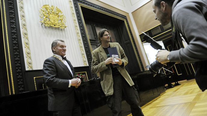 Stanislav Krupař přebírá Křišťálové oko, hlavní cenu Czech Press Photo