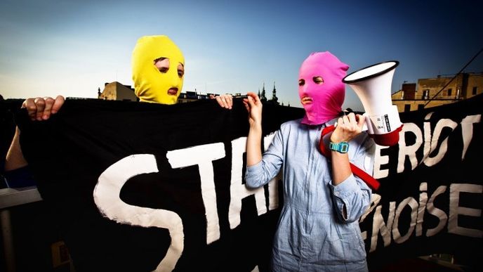 LIDÉ, O KTERÝCH SE MLUVÍ 2012 (Čestné uznání) - Pussy Riot. Poslední dvě členky punkové skupiny z Ruska, které jsou na svobodě, 19.6.2012