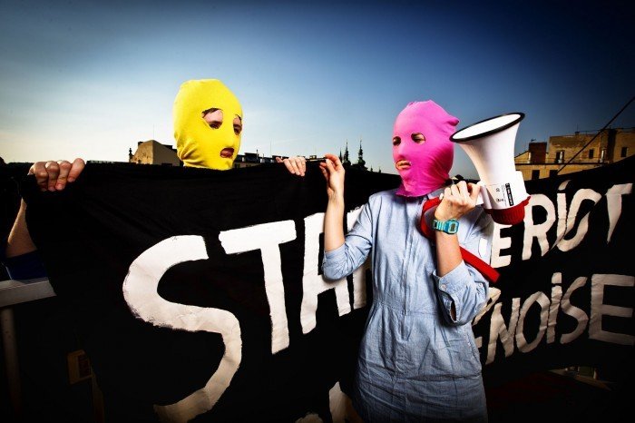 LIDÉ, O KTERÝCH SE MLUVÍ 2012 (Čestné uznání) - Pussy Riot. Poslední dvě členky punkové skupiny z Ruska, které jsou na svobodě, 19.6.2012