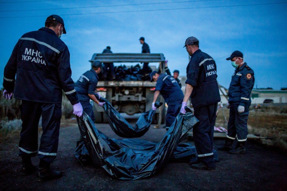 Shelomovskiy získal i třetí cenu. Záchranáři na místě havárie v obci Grabovo nakládají vaky s těly cestujících letu MH17