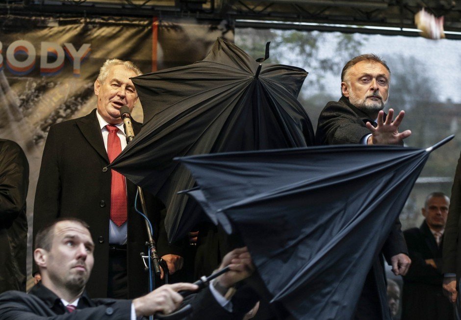 1. místo v kategorii Lidé: Prezident Miloš Zeman je kryt deštníky během oslav výročí sametové revoluce 17.11.2014