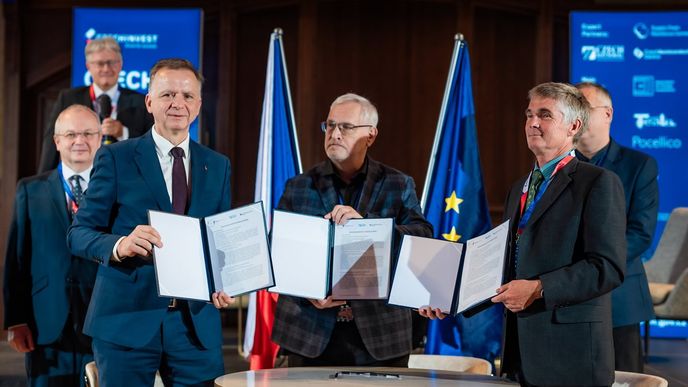 Ředitel CzechInvestu Jan Michal, prezident polovodičového klastru Stanislav Černý a ředitel Českého polovodičového centra Petr Kamenický při podpisu spolupráce. Ředitel CzechInvestu Jan Michal, prezident polovodičového klastru Stanislav Černý a ředitel Českého polovodičového centra Petr Kamenický při podpisu spolupráce.