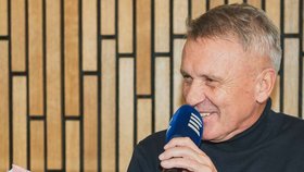 Farář Zbigniew Czendlik jako kmotr knihy Pavouček Varhánek