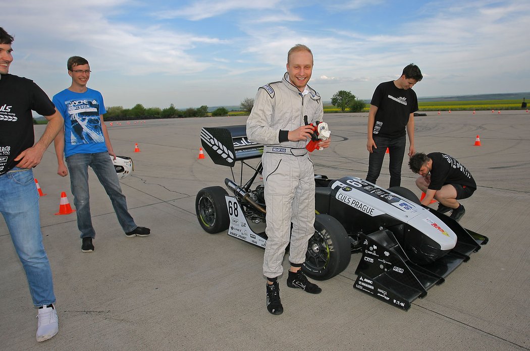 Ihned po dokončení jízdy, ještě s návalem adrenalinu v krvi. Přežil jsem, formule taky. Takže převládají pouze pozitivní pocity.