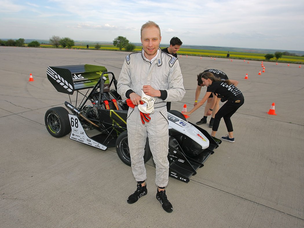 Ihned po dokončení jízdy, ještě s návalem adrenalinu v krvi. Přežil jsem, formule taky. Takže převládají pouze pozitivní pocity.