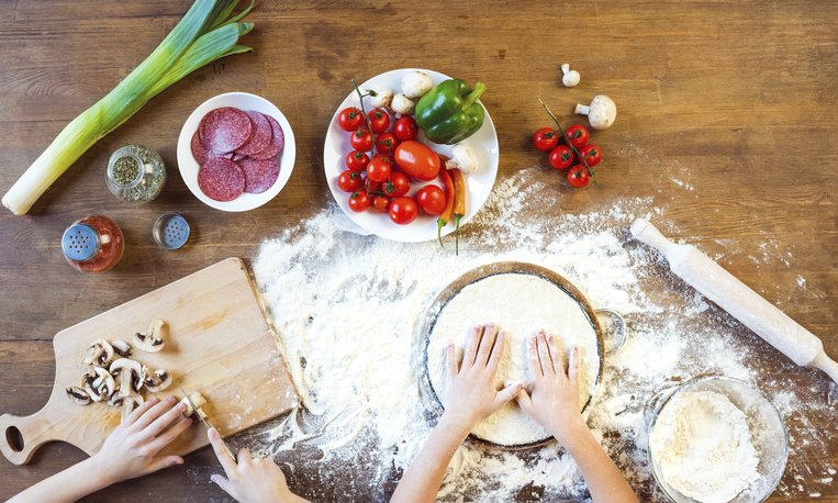 Jídla budou chutnat nejvíc, pokud děti necháte, aby vám pomohly