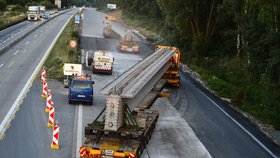  Doprava na D1 na Benešovsku byla přerušena kvůli montáži nosníků 