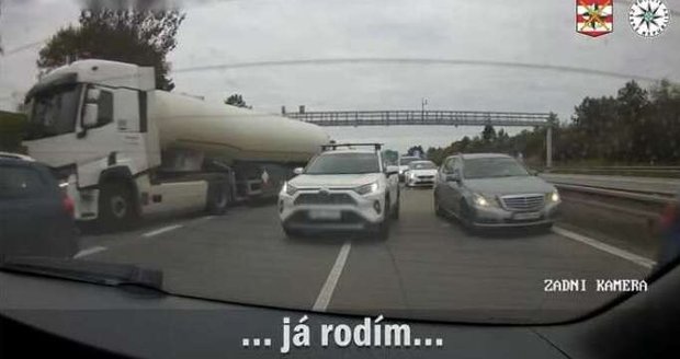 Policisté nahradili sanitku: Nekonečná kolona na D1 se změnila v drama pro rodičku, všechno nakonec dobře dopadlo.