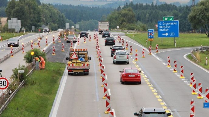 Situaci navíc komplikuje rekonstrukce vytížené dálnice D1, kde se bude pracovat hned na pěti úsecích