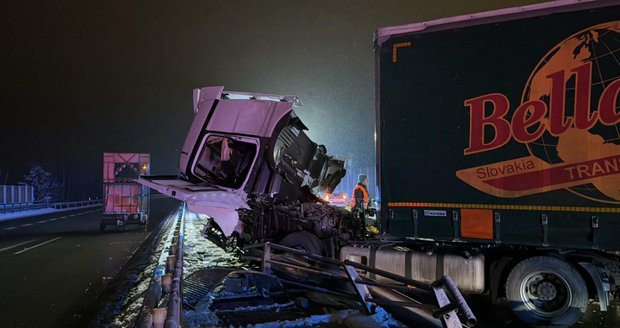 Noční nehoda zkomplikovala provoz: D1 byla neprůjezdná, zemřel řidič kamionu