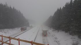 Situace na D1 po 17. hodině: Sněží, ale dálnice jede v obou směrech