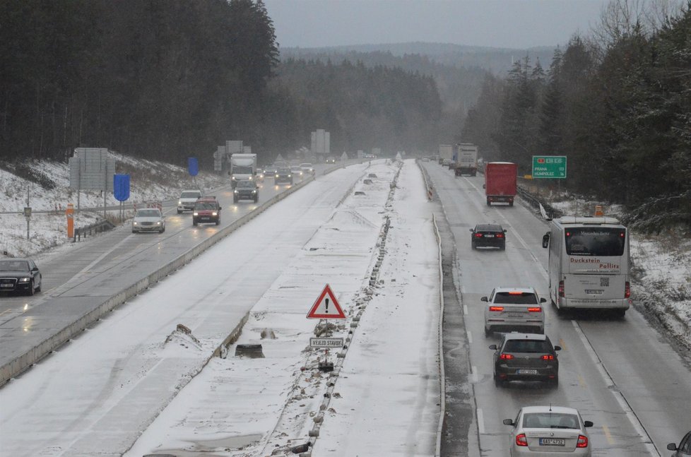 Komplikace na D1 se tuto zimu objevily opakovaně. Řidiči si postáli dlouhé hodiny