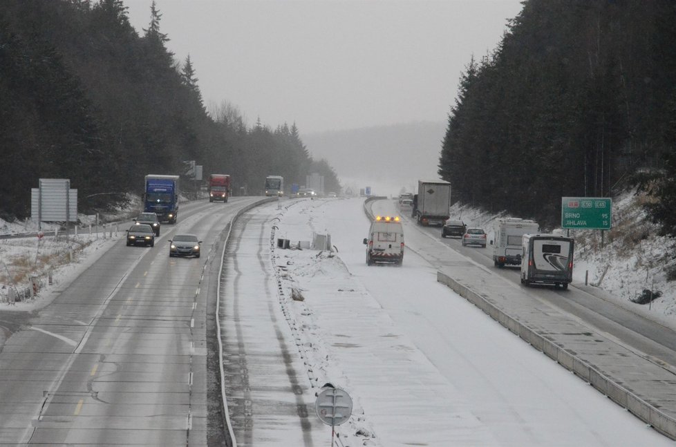 Komplikace na D1. Na dálnici musel být po 16. hodině ve směru na Prahu zastaven provoz.