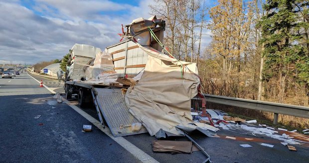 Na dálnici D1 se srazila dvě nákladní auta.