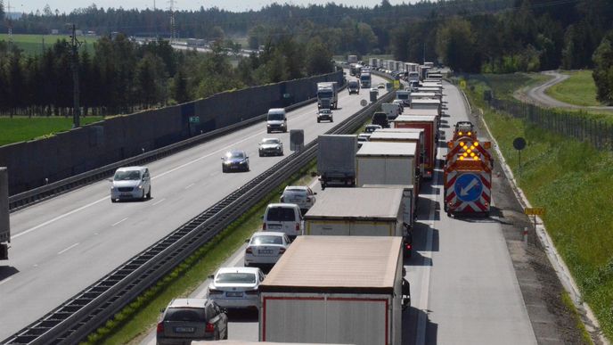 České dálnice často připomínají spíš parkoviště než rychlostní komunikaci