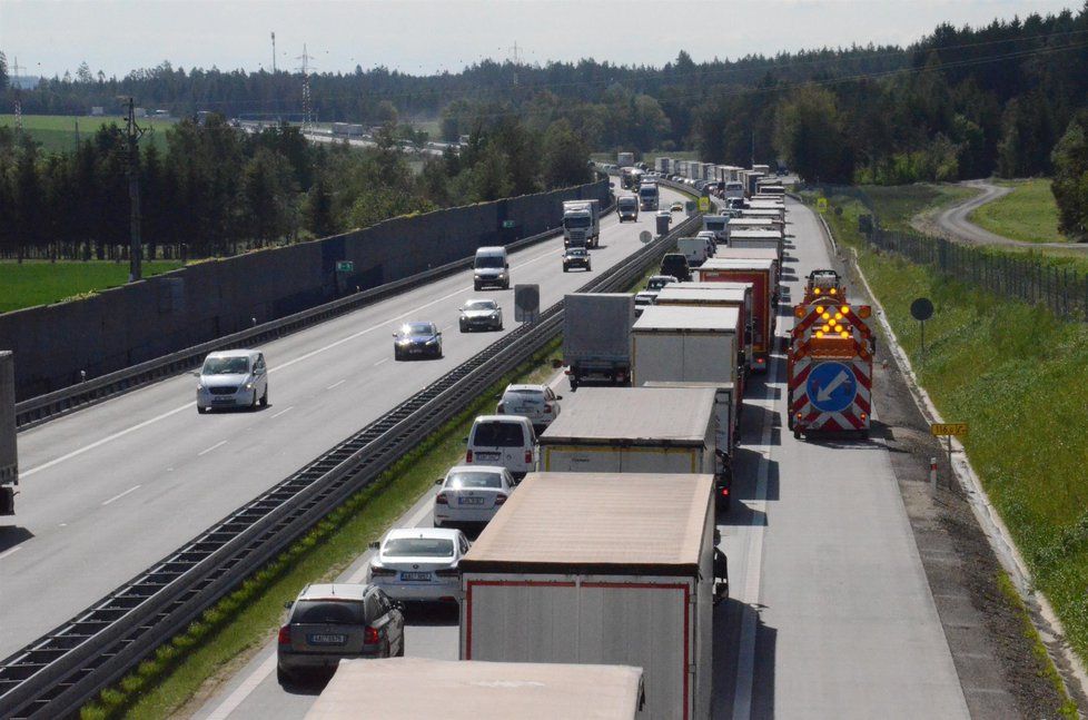 Dálnice D1 naprosto zkolabovala kvůli konvojům americké armády. (30.5.2019)