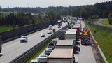 Zavřená D1! U Prahy se srazila čtyři auta, dálnice byla ve směru na hlavní město neprůjezdná