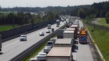 D1 uzavřela nehoda u Mirošovic: Srazil se motorkář s náklaďákem, tvořily se 13kilometrové kolony