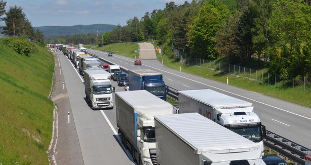 D1 na Brno zastavila nehoda tří kamionů a pěti dodávek 