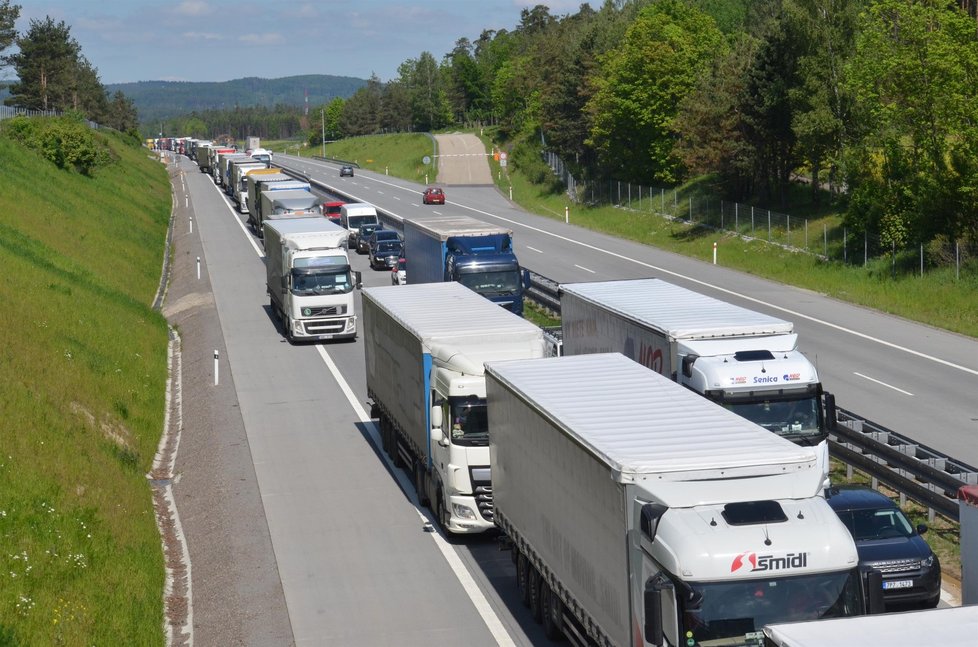 Dálnice D1 naprosto zkolabovala kvůli konvojům americké armády. (30.5.2019)