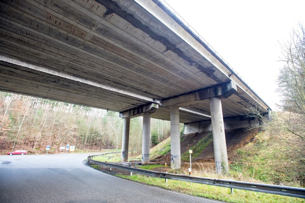 V rámci modernizace D1 dojde na demolici nadjezdu ve Hvězdonicích.