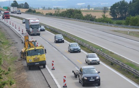 Plynulost dopravy na dálnici by mělo zajistit dopravní značení, zácpy ale budou realitou.