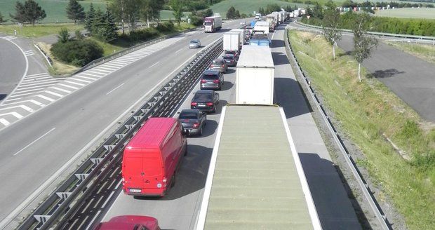 Stovky řidičů mířící ve středu po D1 i souběžné silnici od Vyškova na Brno prožily v dlouhých kolonách peklo. Důvodem je zúžení obou směrů u Holubic do tří jízdních pruhů.
