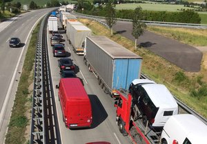 Stovky řidičů mířící ve středu po D1 i souběžné silnici od Vyškova na Brno prožily v dlouhých kolonách peklo. Důvodem je zúžení obou směrů u Holubic do tří jízdních pruhů.