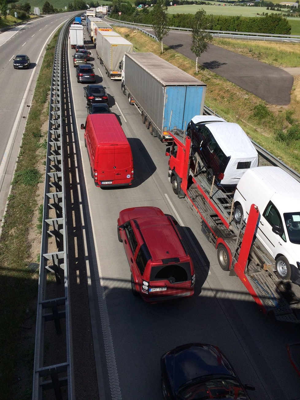 Stovky řidičů mířící ve středu po D1 i souběžné silnici od Vyškova na Brno prožily v dlouhých kolonách peklo. Důvodem je zúžení obou směrů u Holubic do tří jízdních pruhů.