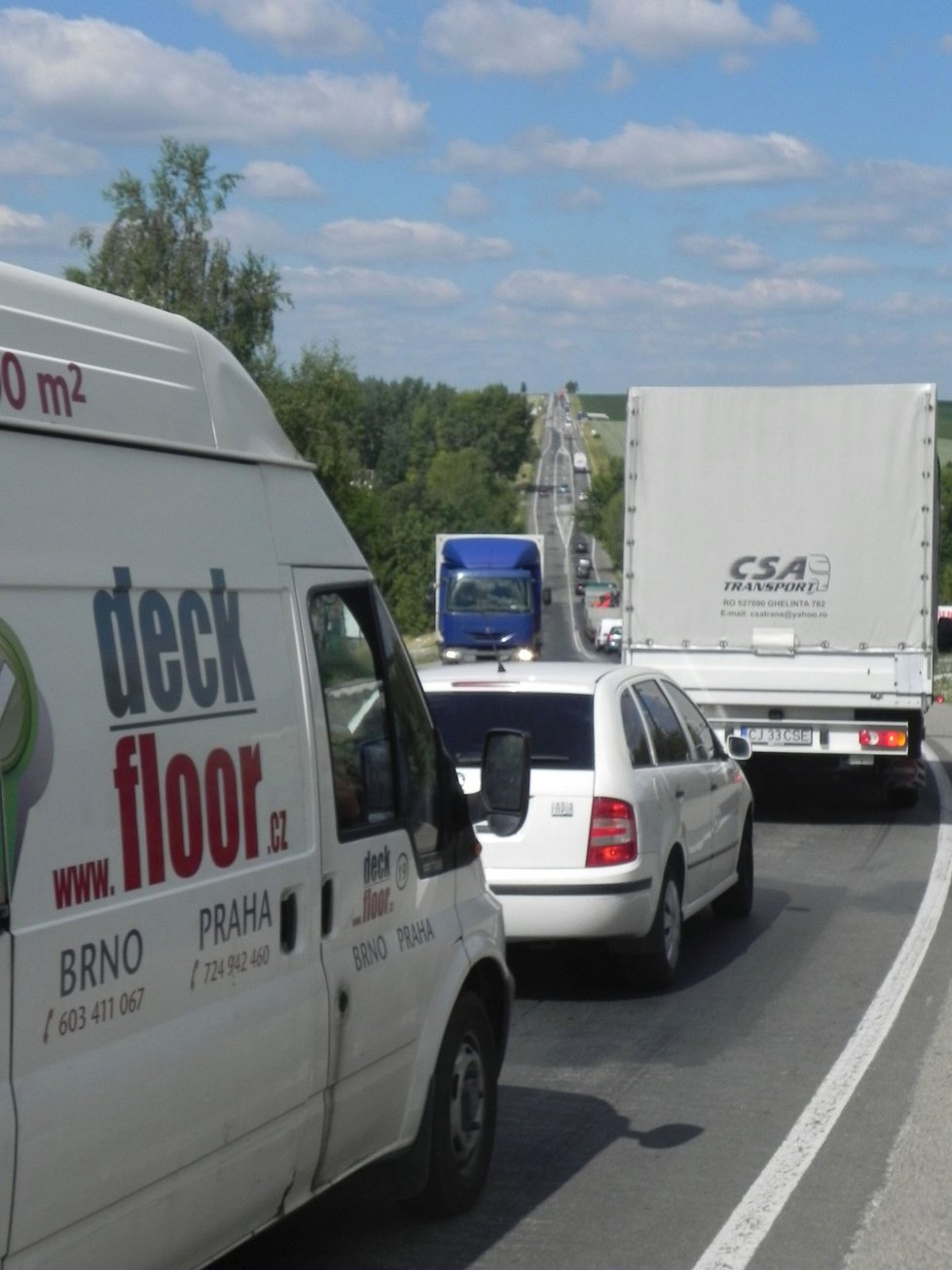 Stovky řidičů mířící ve středu po D1 i souběžné silnici od Vyškova na Brno prožily v dlouhých kolonách peklo. Důvodem je zúžení obou směrů u Holubic do tří jízdních pruhů.