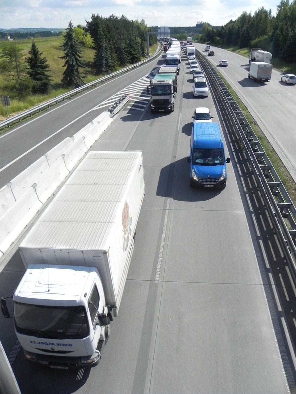 Stovky řidičů mířící ve středu po D1 i souběžné silnici od Vyškova na Brno prožily v dlouhých kolonách peklo. Důvodem je zúžení obou směrů u Holubic do tří jízdních pruhů.