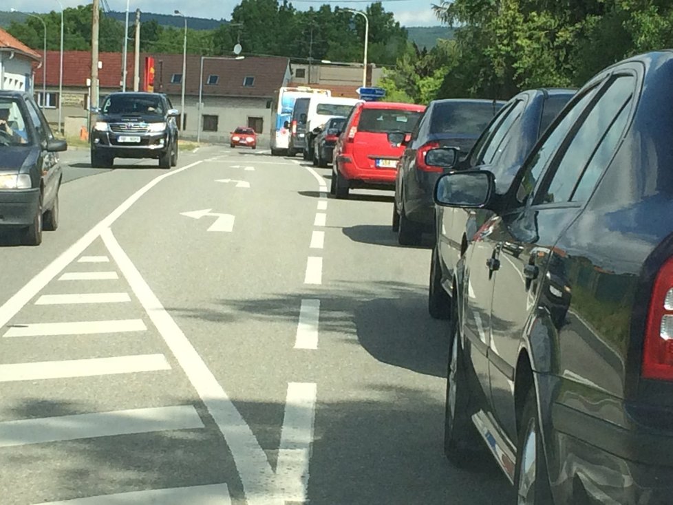 Stovky řidičů mířící ve středu po D1 i souběžné silnici od Vyškova na Brno prožily v dlouhých kolonách peklo. Na snímku řidiči míříci z Rousínova na starou cestu na Brno