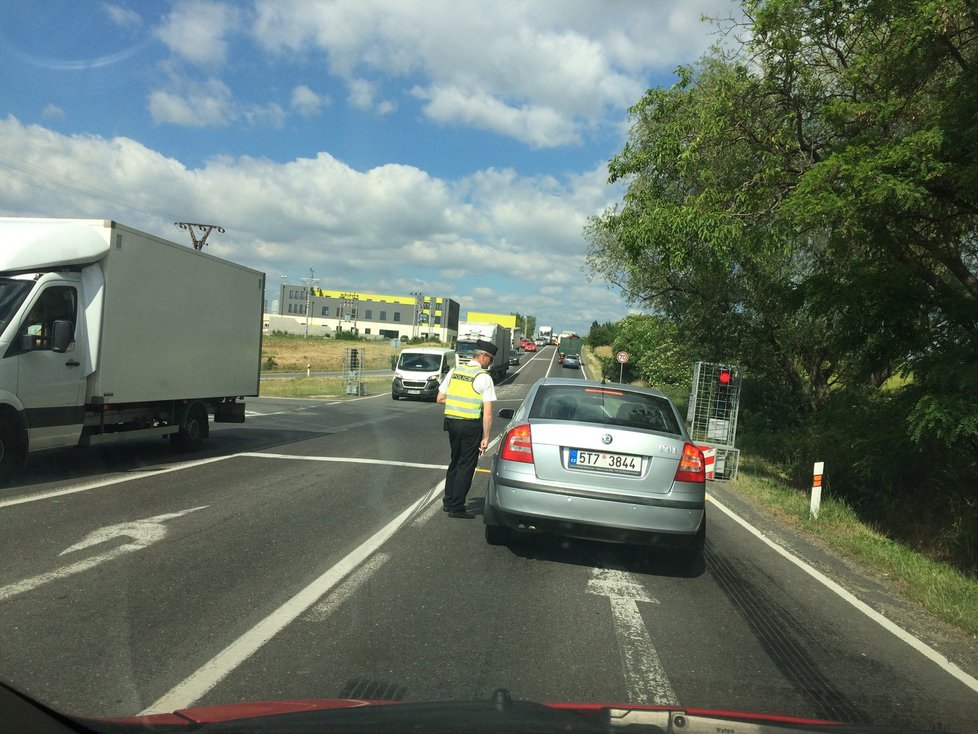 Stovky řidičů mířící ve středu po D1 i souběžné silnici od Vyškova na Brno prožily v dlouhých kolonách peklo. Na vedlejší cestě musela dopravu dokonce řídit policie