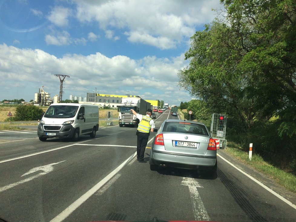 Stovky řidičů mířící ve středu po D1 i souběžné silnici od Vyškova na Brno prožily v dlouhých kolonách peklo. Na vedlejší cestě musela dopravu dokonce řídit policie