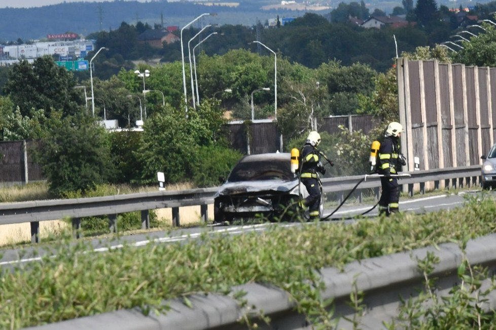 Hasiči zasahovali na dálnici D1 kousek před Prahou, hořelo tam luxusní BMW.