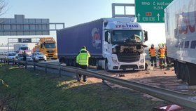 Nehoda tří kamionů zablokovala dálnici D1.