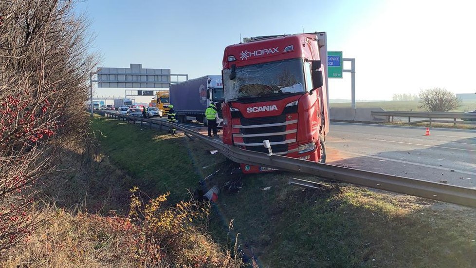 Nehoda tří kamionů zablokovala dálnici D1.