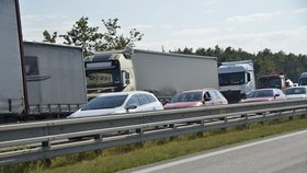 Nehoda šesti aut na dálnici D1 zkomplikovala provoz směrem na Prahu.