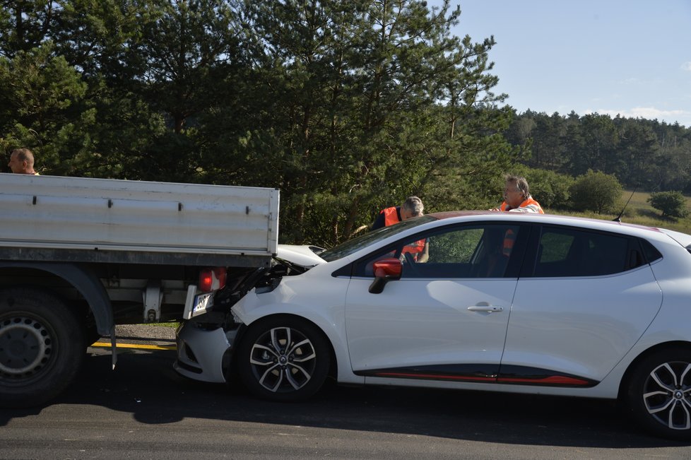 Nehoda šesti aut na dálnici D1 zkomplikovala provoz směrem na Prahu.