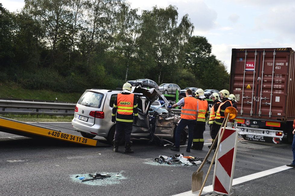 V osobním autě, které se srazilo s náklaďákem zemřela mladá žena