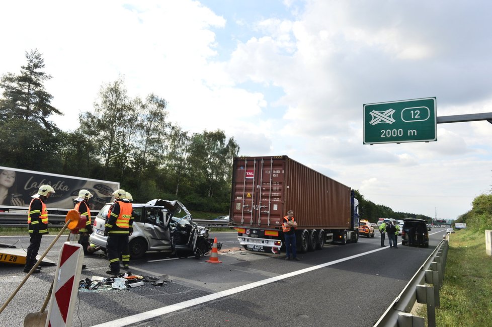 V osobním autě, které se srazilo s náklaďákem zemřela mladá žena