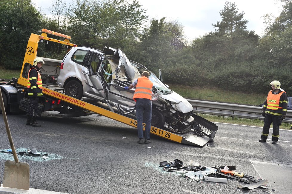 Při nehodě na D1 v osobním autě zemřela mladá žena