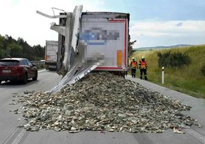 Úterní podvečerní srážka na D1 u Rousínova opět omezila provoz na Prahu. Motoristé se ploužili jedním jízdním pruhem, později byl kvůli úklidu úsek na tři hodiny zcela uzavřen.