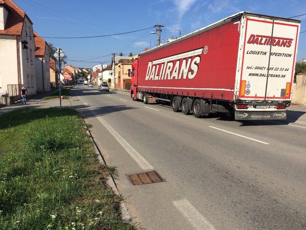 Rosice čelí záplavě aut, městem jich denně projede 20 tisíc. Hlídá je radar na Brněnské ulici.