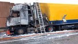 Na D1 u Ostrovačic hořel kamion s banány: Dálnice ve směru na Brno byla přes 7 hodin neprůjezdná