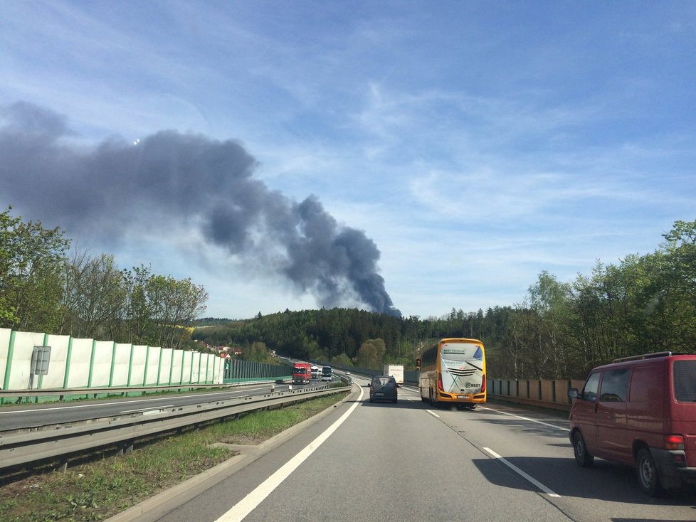 Na 35. kilometru dálnice D1 hoří sklad pneumatik.