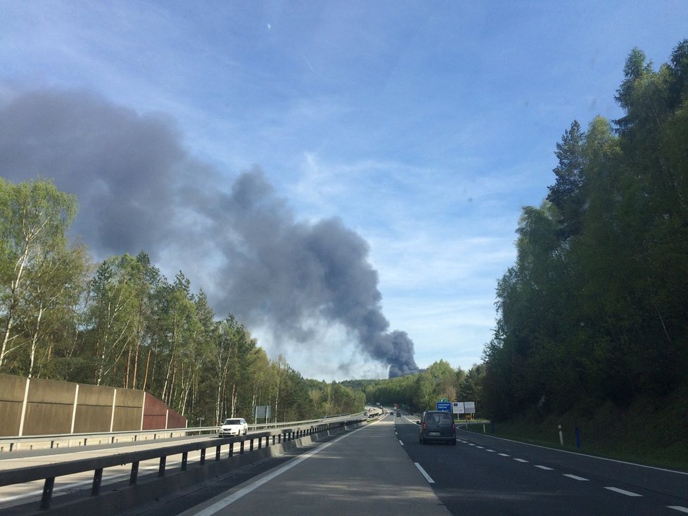 Na 35. kilometru dálnice D1 hoří sklad pneumatik.